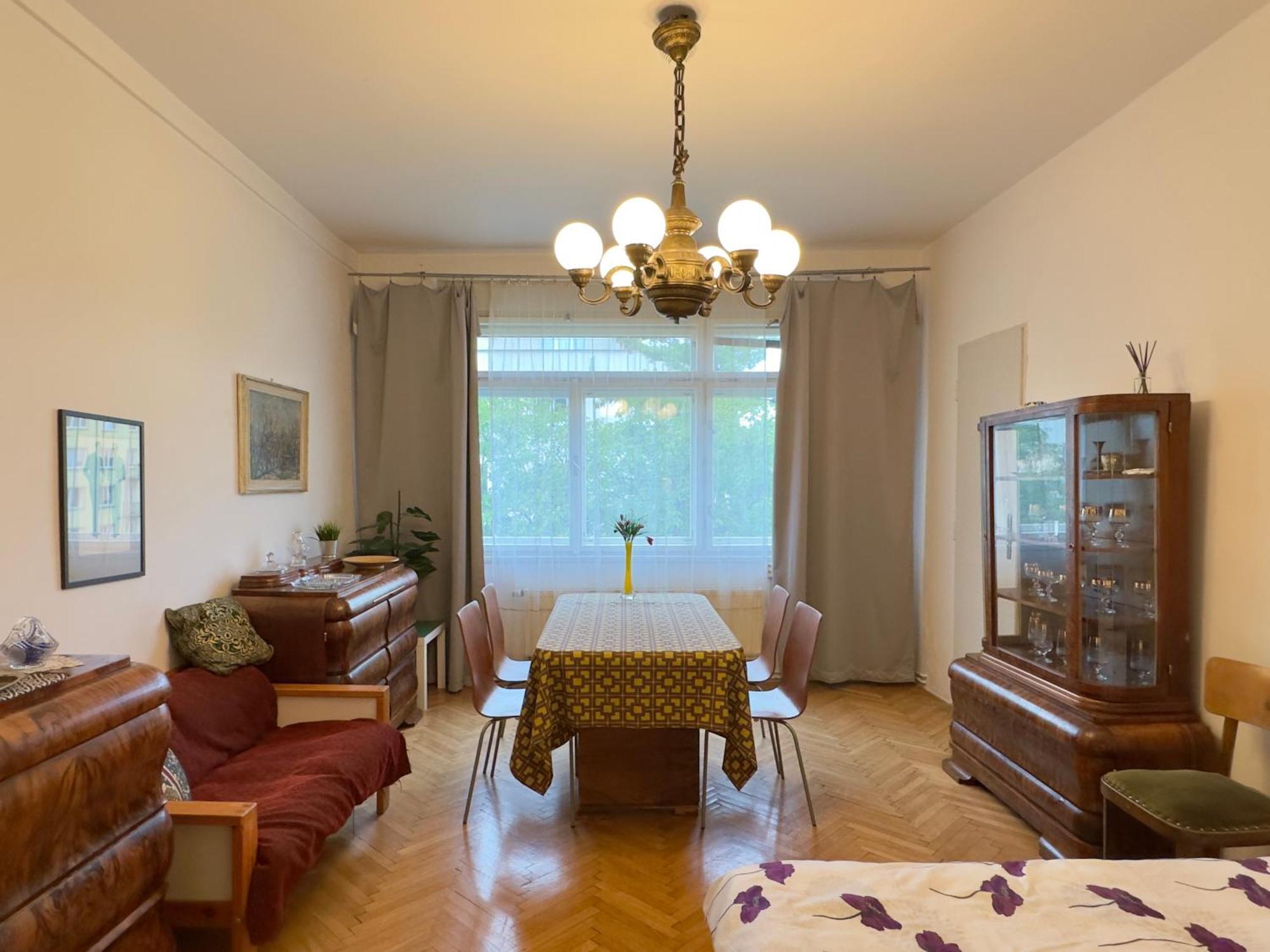 Daire Sedlcanska - Will Save Money Here - Equipped With Antique Furniture